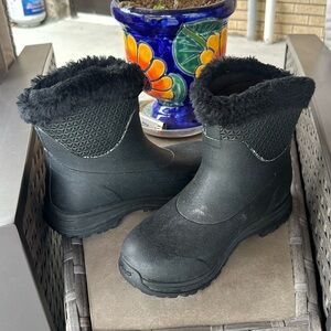 Muck Arctic Apres Slip on Women’s Boot Above Ankle Black Size 7